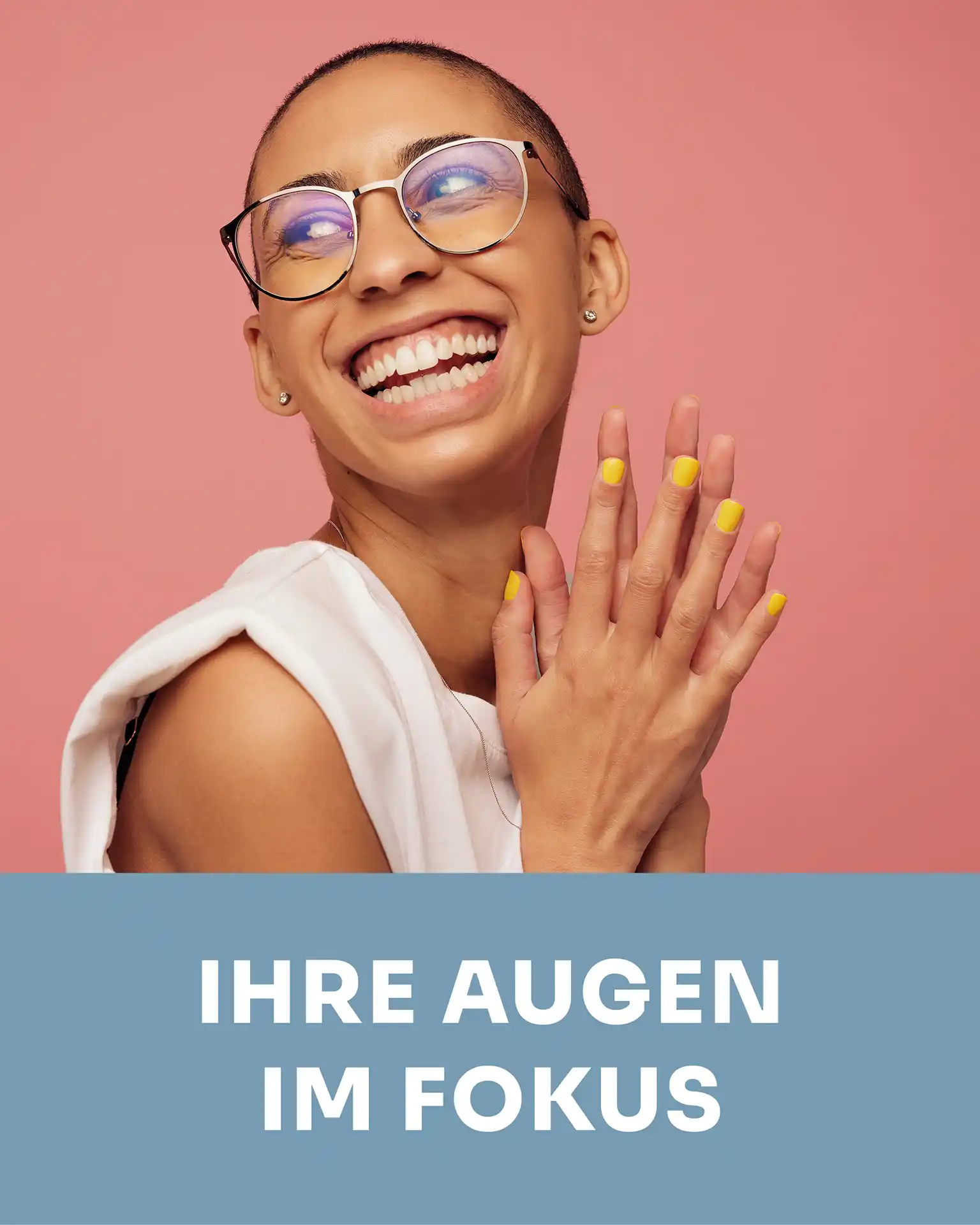 Portrait einer jungen Frau mit Brille, die lächelnd zur Seite schaut